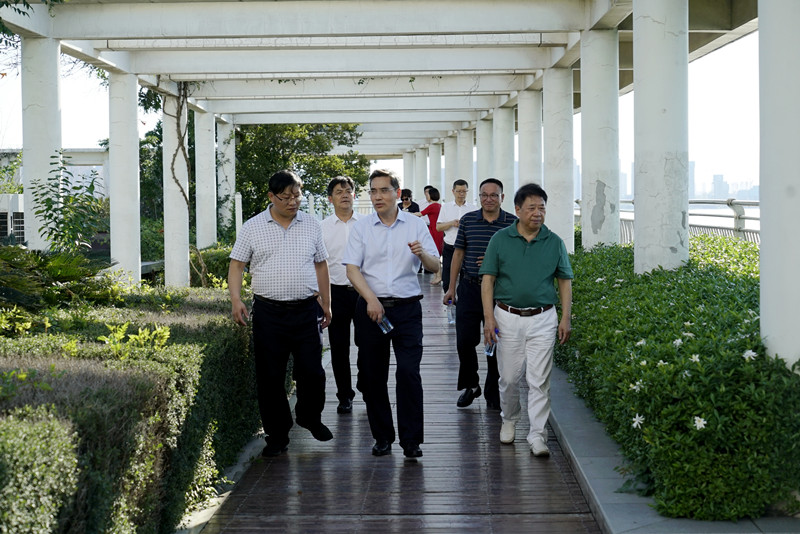 清华大学艾四林和北京大学康沛竹教授 莅临304永利集团登录入口指导(图3) 清华大学艾四林和北京大学康沛竹教授 莅临304永利集团登录入口指导(图3)