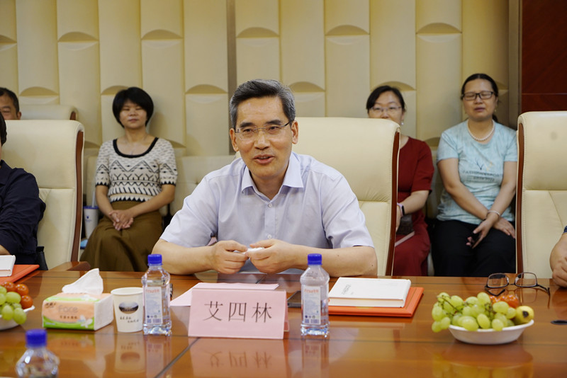 清华大学艾四林和北京大学康沛竹教授 莅临304永利集团登录入口指导(图7) 清华大学艾四林和北京大学康沛竹教授 莅临304永利集团登录入口指导(图7)