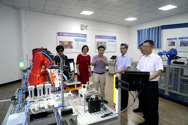 清华大学艾四林和北京大学康沛竹教授 莅临304永利集团登录入口指导(图1) 清华大学艾四林和北京大学康沛竹教授 莅临304永利集团登录入口指导(图1)