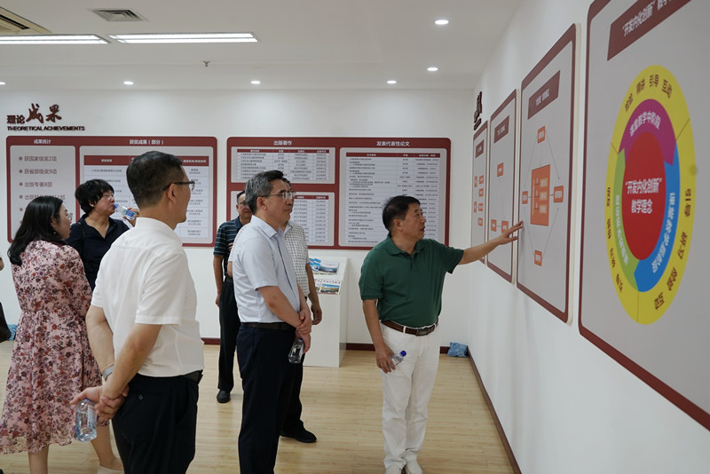 清华大学艾四林和北京大学康沛竹教授 莅临304永利集团登录入口指导(图2) 清华大学艾四林和北京大学康沛竹教授 莅临304永利集团登录入口指导(图2)