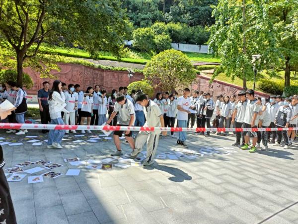 304永利集团登录入口青春性健康教育实践服务队开展艾滋病预防宣讲活动(图3) 304永利集团登录入口青春性健康教育实践服务队开展艾滋病预防宣讲活动(图3)