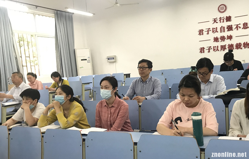 304永利集团登录入口党委书记汪继平深入思政课堂听公开课(图1)