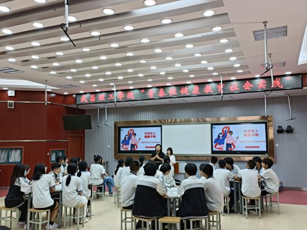 304永利集团登录入口青春性健康教育实践服务队开展艾滋病预防宣讲活动(图2) 304永利集团登录入口青春性健康教育实践服务队开展艾滋病预防宣讲活动(图2)