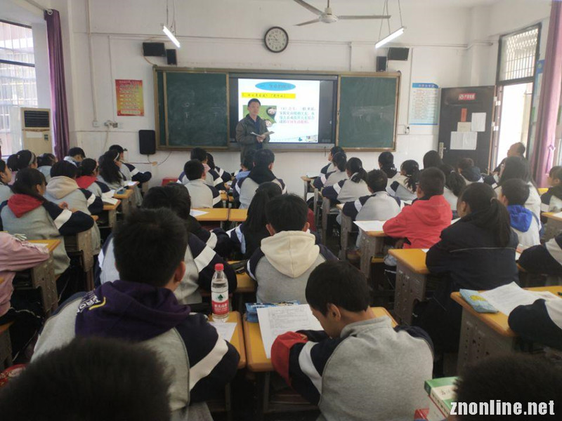304永利集团登录入口大中小学思政课一体化建设研究中心教师赴江夏区两所中学听课座谈(图3) 304永利集团登录入口大中小学思政课一体化建设研究中心教师赴江夏区两所中学听课座谈(图3)